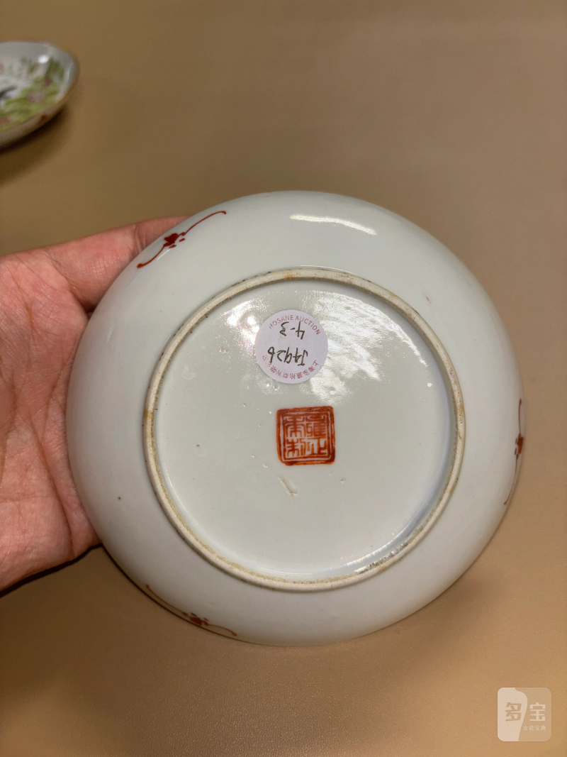 清晚期 粉彩蝶恋花纹盘一组三件 - 图7